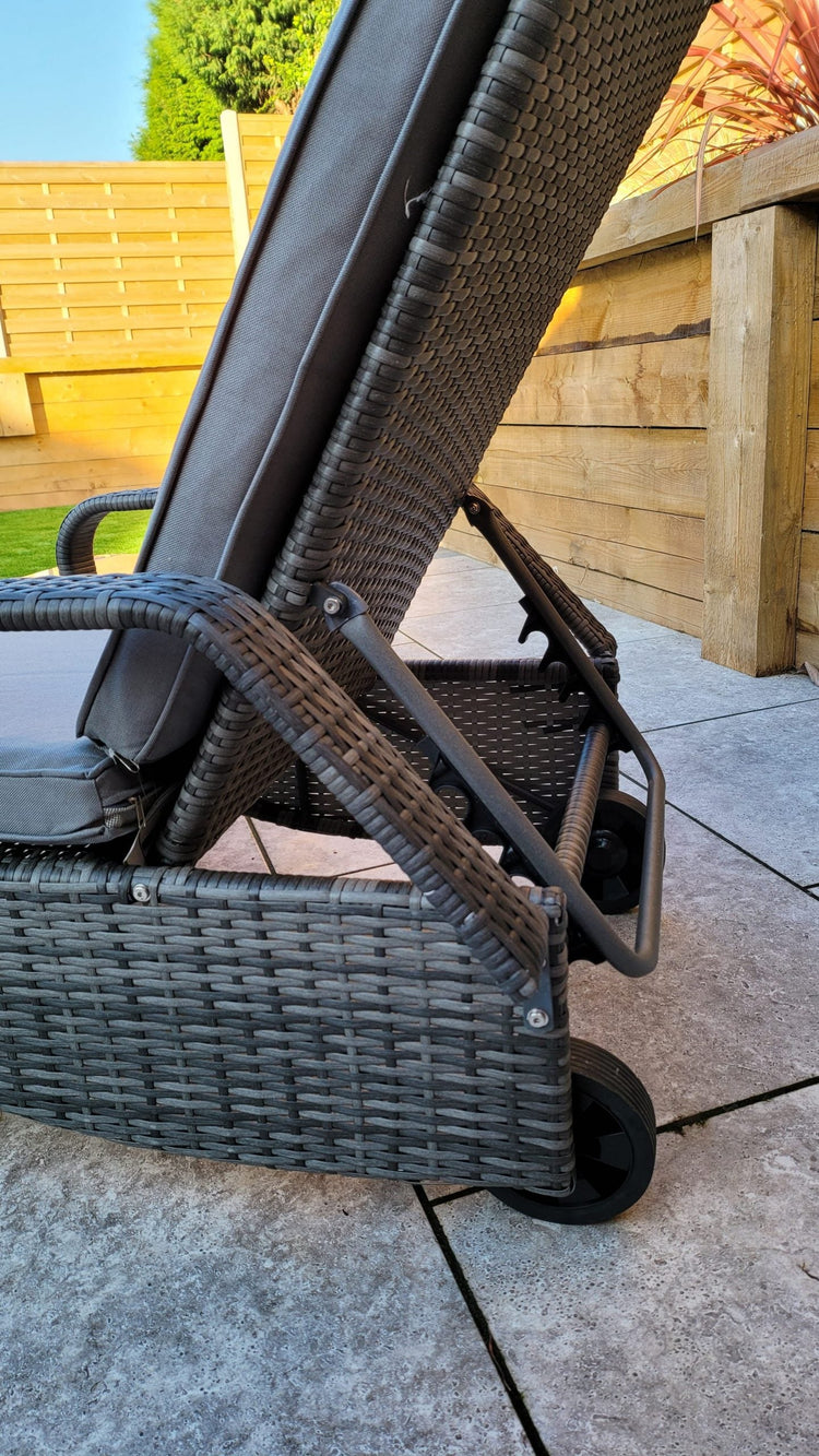 Signature Weave - Rattan Single Sun Lounger with Drinks Table | Savannah | Sava0404