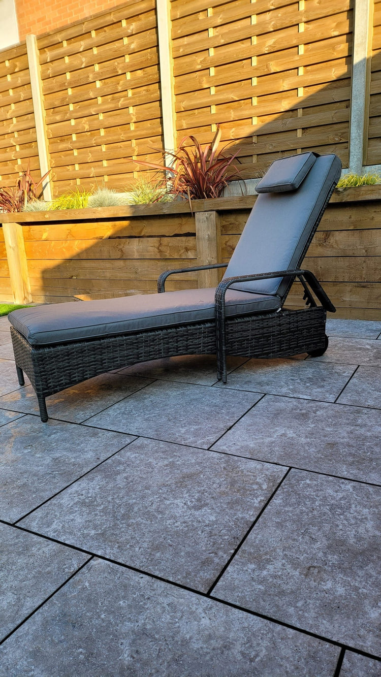 Signature Weave - Rattan Single Sun Lounger with Drinks Table | Savannah | Sava0404