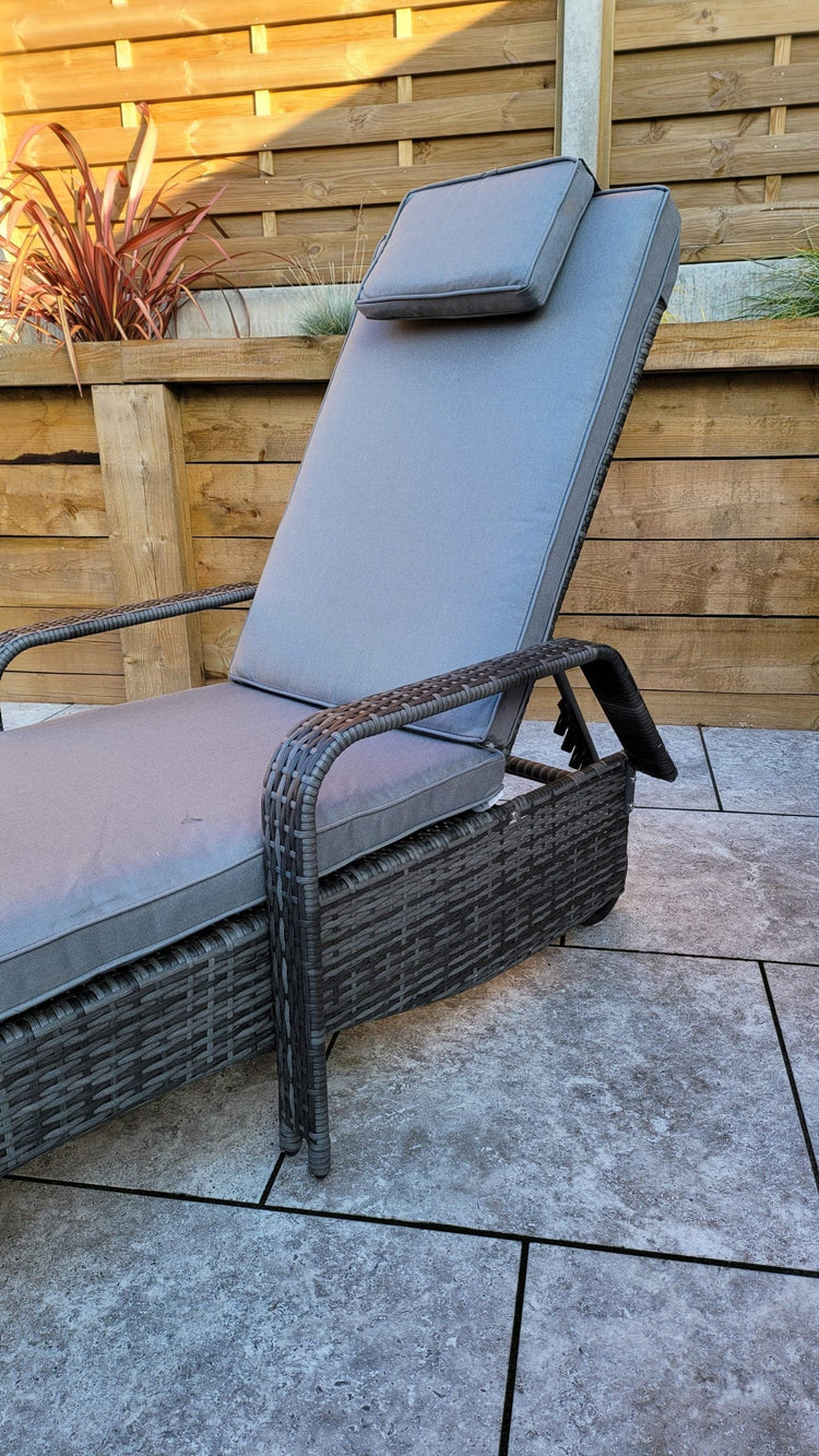 Signature Weave - Rattan Single Sun Lounger with Drinks Table | Savannah | Sava0404