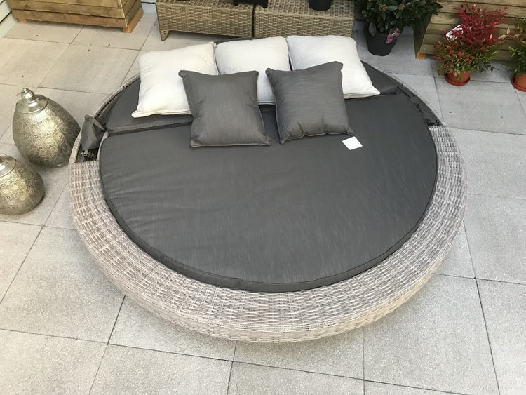 Madison Large Round Pale Grey Rattan Garden Daybed, 216cm | Signature Weave
