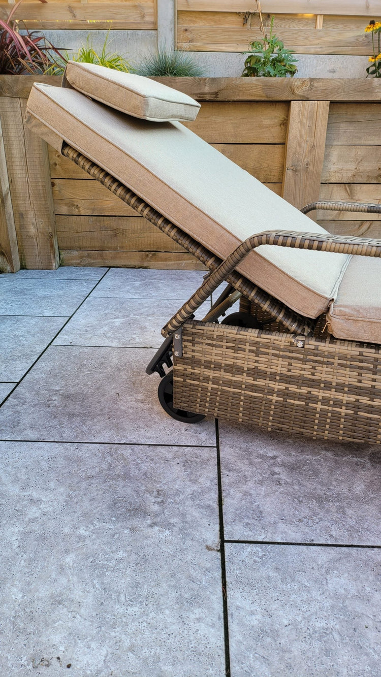 Signature Weave - Rattan Single Sun lounger with drinks table | Savannah | Sava0406