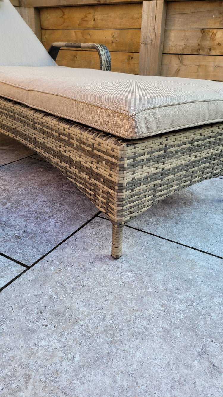 Signature Weave - Rattan Single Sun lounger with drinks table | Savannah | Sava0406