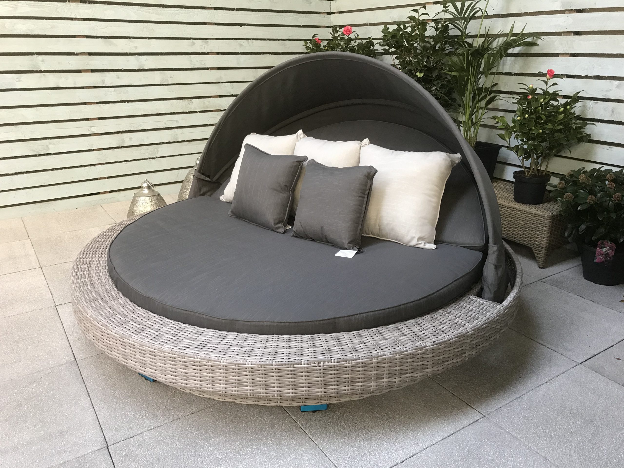 Madison Rattan round Daybed